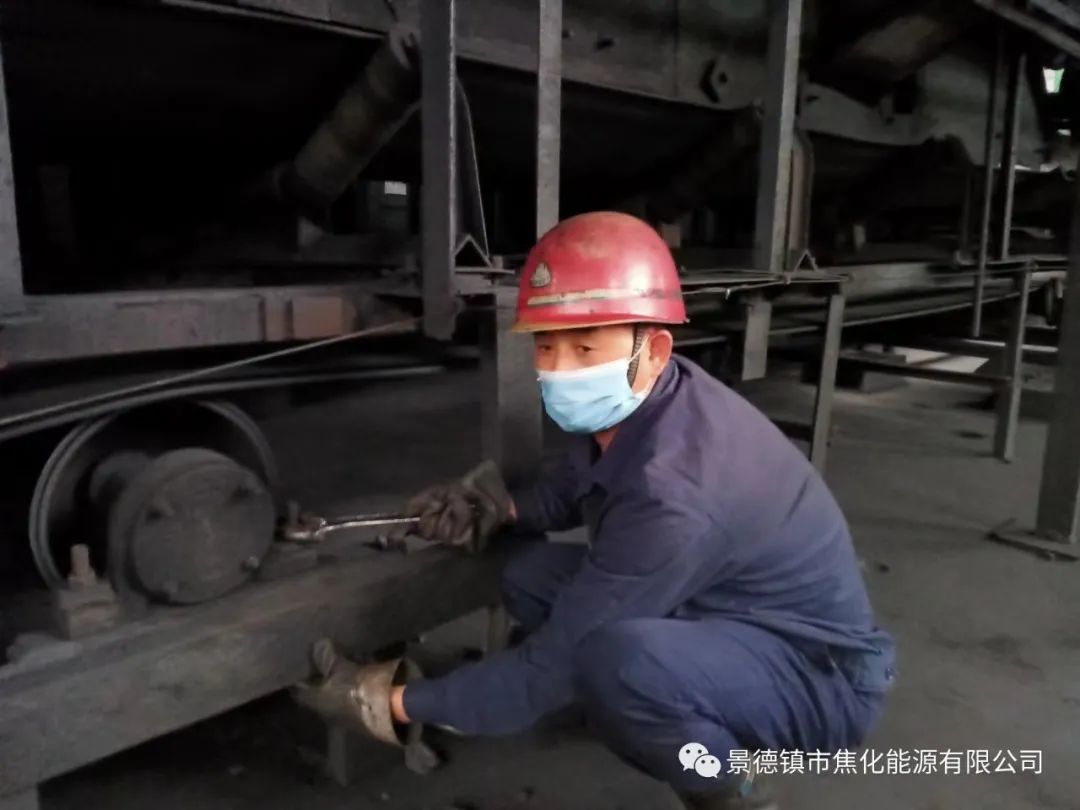 “老線這邊人手不夠，你們那邊有誰可以過來支援？”“好的，我馬上來?！甭牭竭@個消息時，羅國安剛剛結(jié)束新線的維修工作，但他二話不說，立即拿起維修包，投入到老線的維修工作當中。每天工作10小時以上已經(jīng)成為抗疫期間的常態(tài)，雖然身體很疲憊，但是他沒有任何怨言，“確實很辛苦、很累，但現(xiàn)在正是特殊時期，只有保障公司生產(chǎn)經(jīng)營“不斷檔”，我們生活才能“不斷線”，恰恰我所在的運輸廠就是承擔著焦炭煤炭運輸?shù)闹匾氊煟晕腋鼞?yīng)該恪盡職守，保障好這些設(shè)備的穩(wěn)定運行。”.jpg